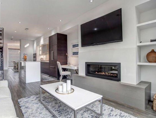 Mittelgroßes, Offenes Modernes Wohnzimmer mit weißer Wandfarbe, dunklem Holzboden, Gaskamin, verputzter Kaminumrandung, TV-Wand und braunem Boden in Toronto