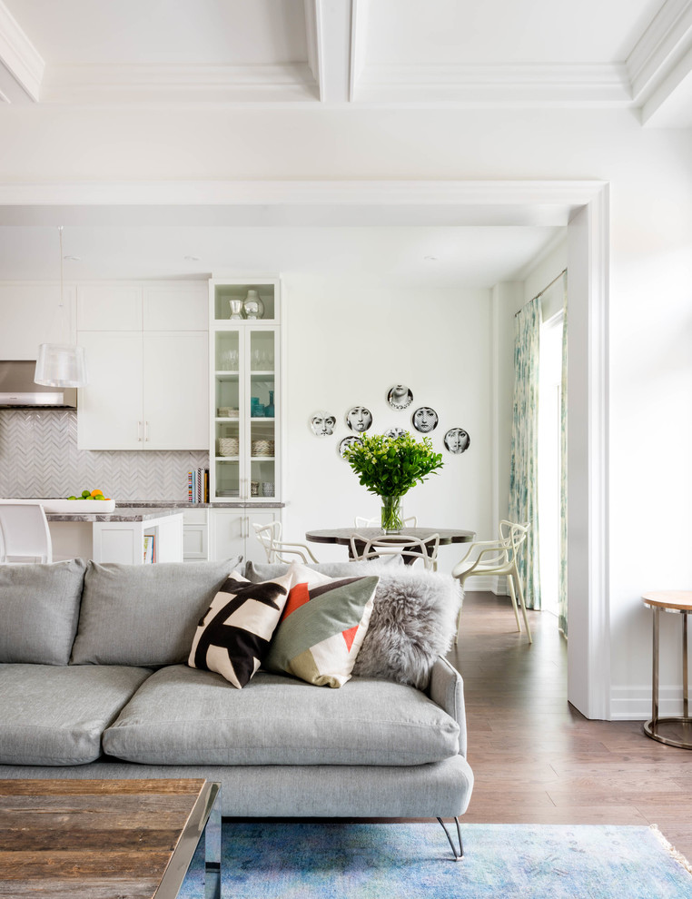 Ispirazione per un soggiorno chic aperto con pareti bianche e pavimento in legno massello medio
