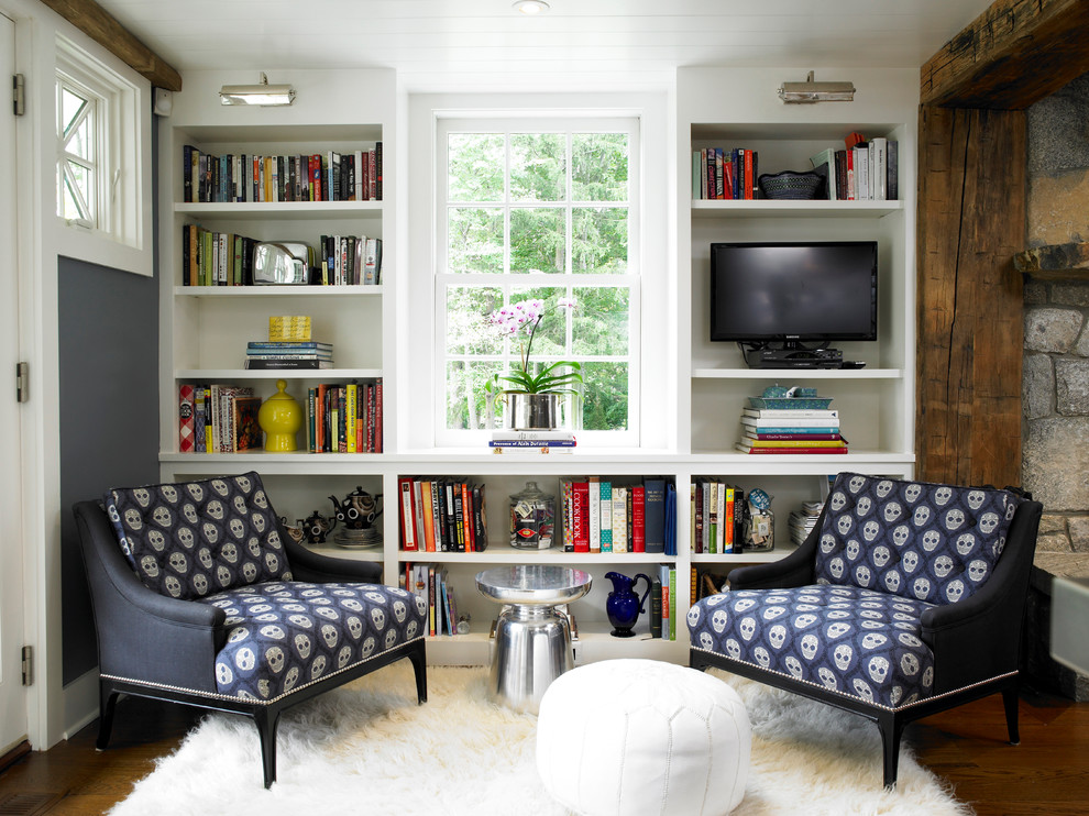 Klassisk inredning av ett vardagsrum, med vita väggar, mörkt trägolv och en fristående TV