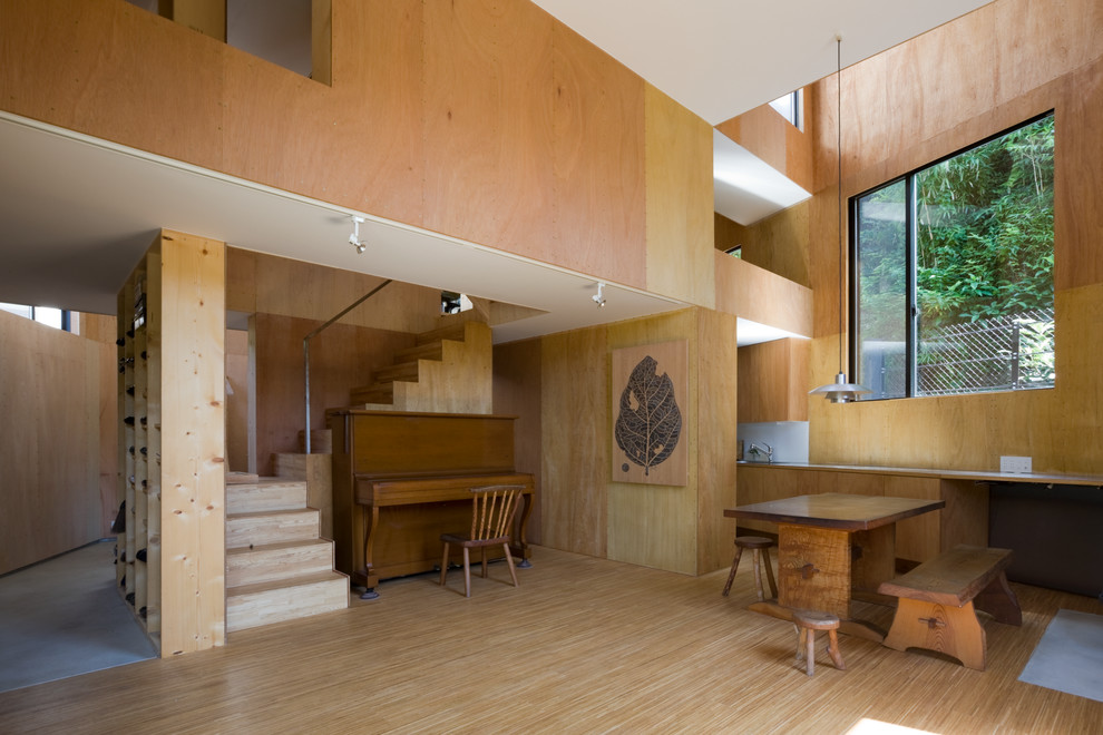 Foto de salón de estilo de casa de campo con paredes marrones, suelo de madera en tonos medios y suelo marrón