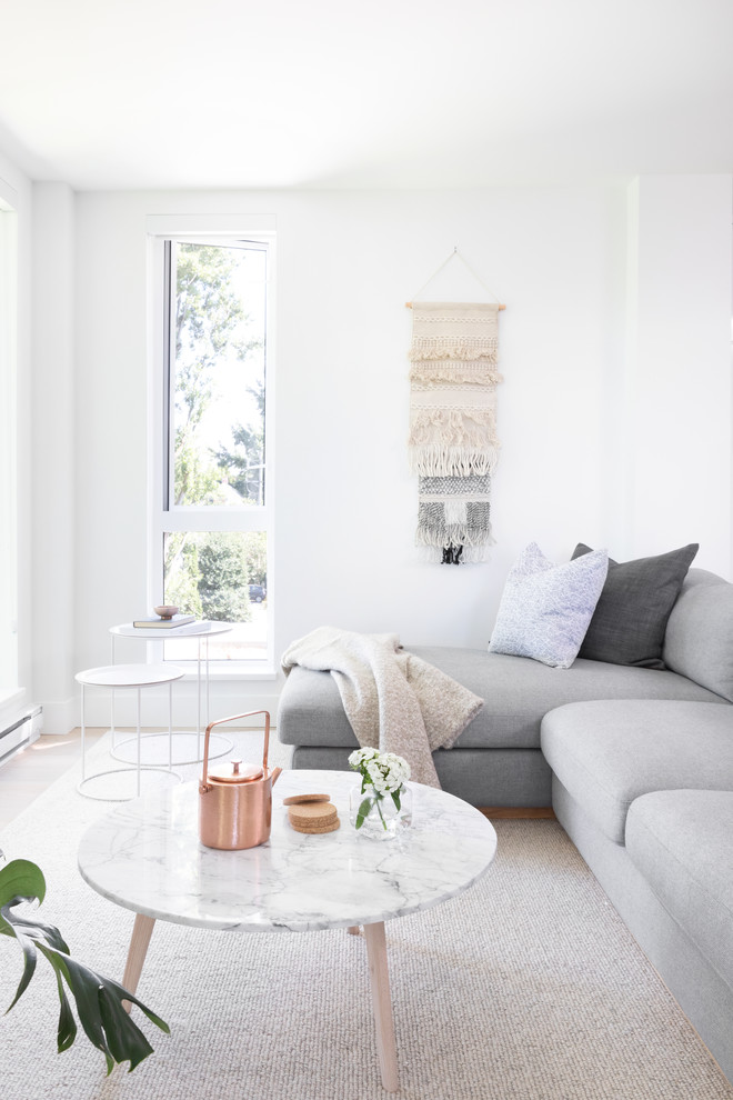 Idéer för att renovera ett minimalistiskt separat vardagsrum, med ett finrum, vita väggar, ljust trägolv och beiget golv
