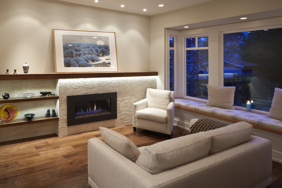 Fernseherloses, Mittelgroßes Modernes Wohnzimmer mit weißer Wandfarbe, Gaskamin, braunem Holzboden und braunem Boden in Vancouver