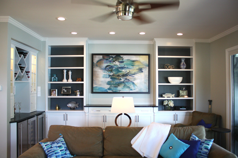 Immagine di un soggiorno costiero di medie dimensioni e aperto con libreria, pareti blu e parquet scuro