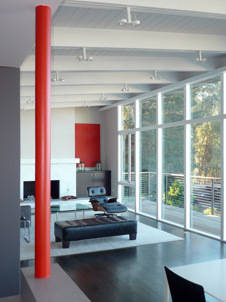 Photo of a retro living room in San Francisco with a standard fireplace.