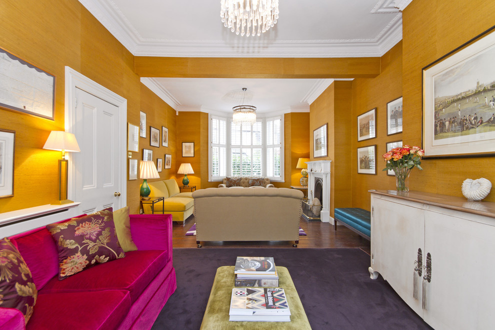 Idée de décoration pour un salon design ouvert avec un mur orange, parquet foncé, une cheminée standard et un téléviseur fixé au mur.