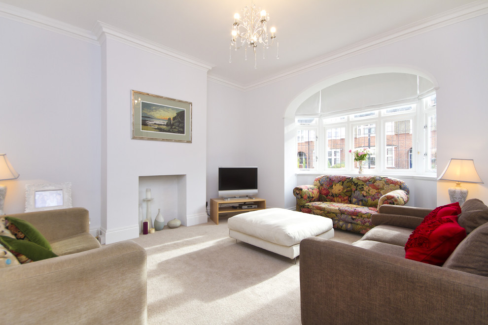 Klassisches Wohnzimmer mit weißer Wandfarbe und freistehendem TV in London