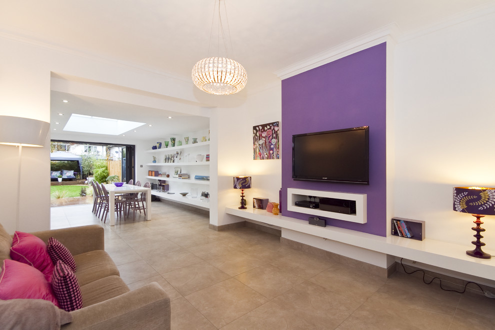 На фото: открытая гостиная комната в современном стиле с фиолетовыми стенами и акцентной стеной