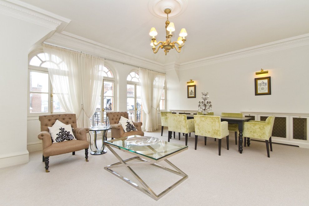 Geräumiges Klassisches Wohnzimmer mit weißer Wandfarbe in London