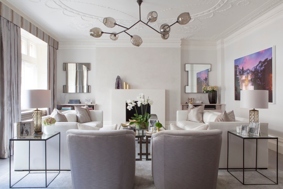 Идея дизайна: парадная гостиная комната в стиле неоклассика (современная классика) с серыми стенами и светлым паркетным полом без телевизора