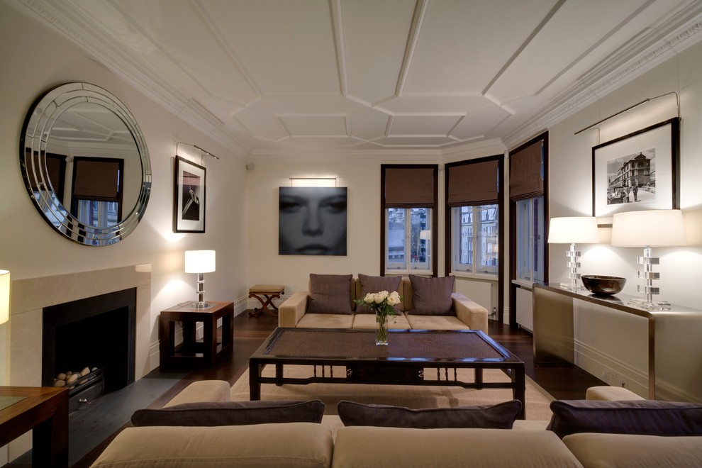 Пример оригинального дизайна: парадная, изолированная гостиная комната среднего размера:: освещение в современном стиле с стандартным камином, белыми стенами, темным паркетным полом, фасадом камина из камня, мультимедийным центром и коричневым полом