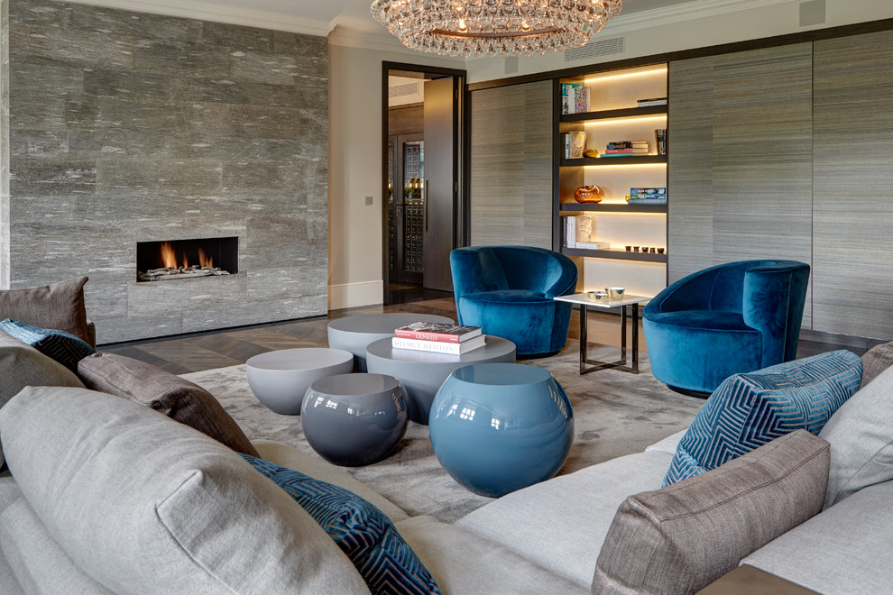 Стильный дизайн: гостиная комната в современном стиле с серыми стенами и горизонтальным камином - последний тренд