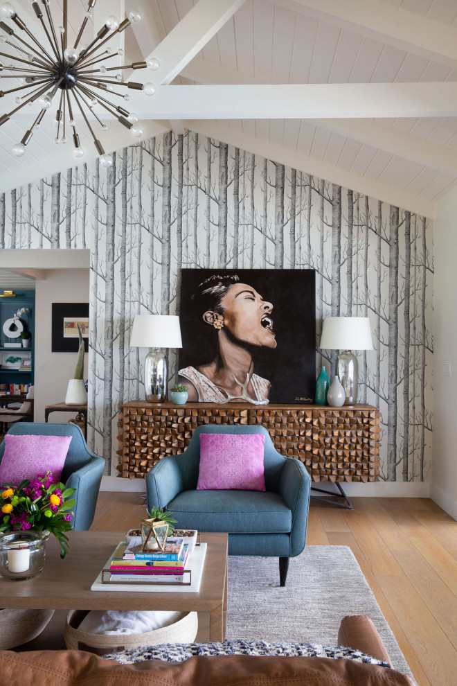 Idee per un soggiorno bohémian con pareti multicolore, pavimento in legno massello medio e pavimento marrone