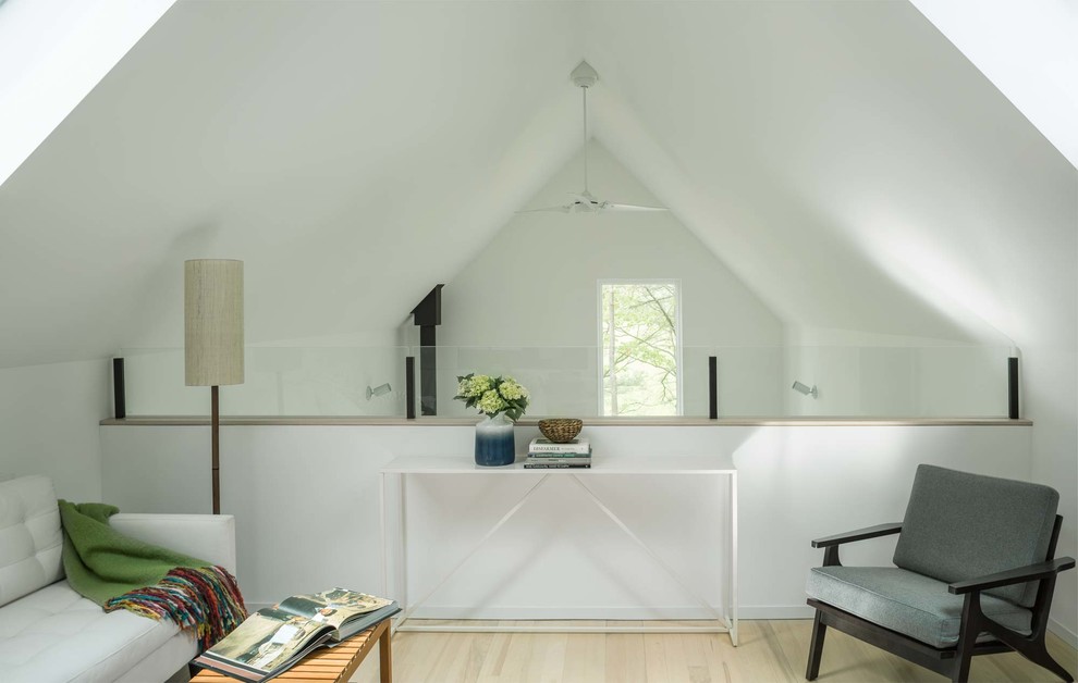 Imagen de salón para visitas tipo loft actual pequeño sin chimenea y televisor con paredes blancas, suelo de madera clara y suelo beige