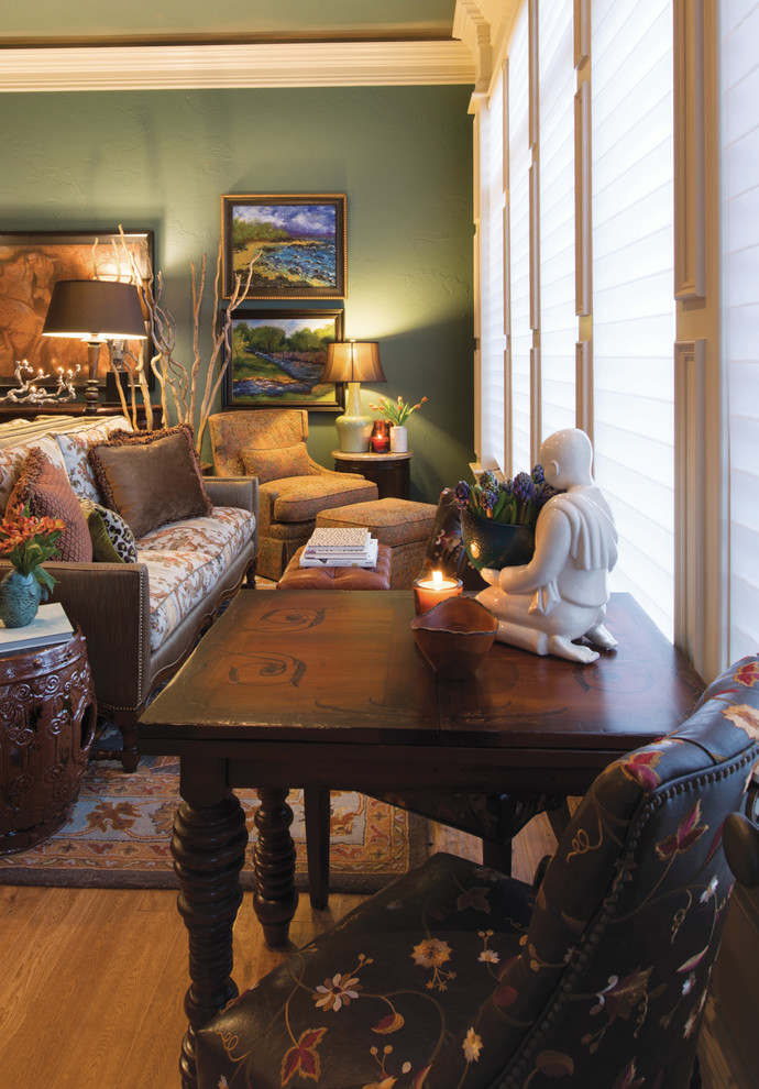 Пример оригинального дизайна: изолированная гостиная комната среднего размера в классическом стиле с синими стенами, светлым паркетным полом, стандартным камином и фасадом камина из камня