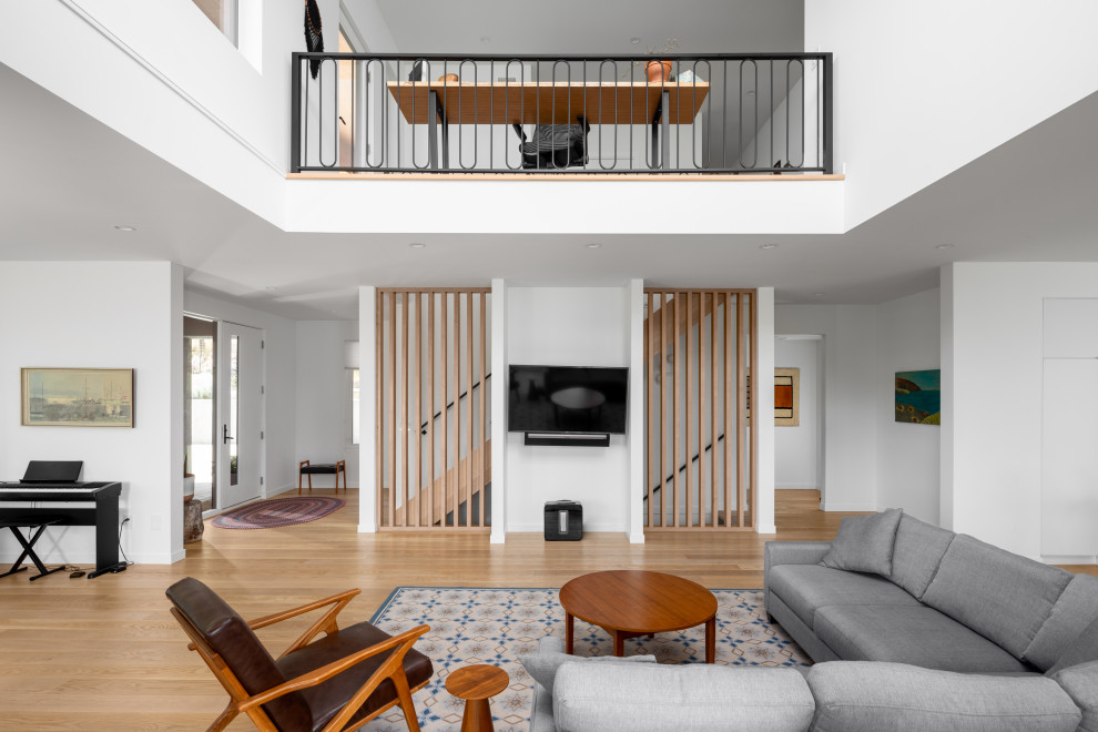 Mittelgroßes Modernes Wohnzimmer im Loft-Stil mit weißer Wandfarbe, braunem Holzboden, TV-Wand, braunem Boden und gewölbter Decke in Sonstige