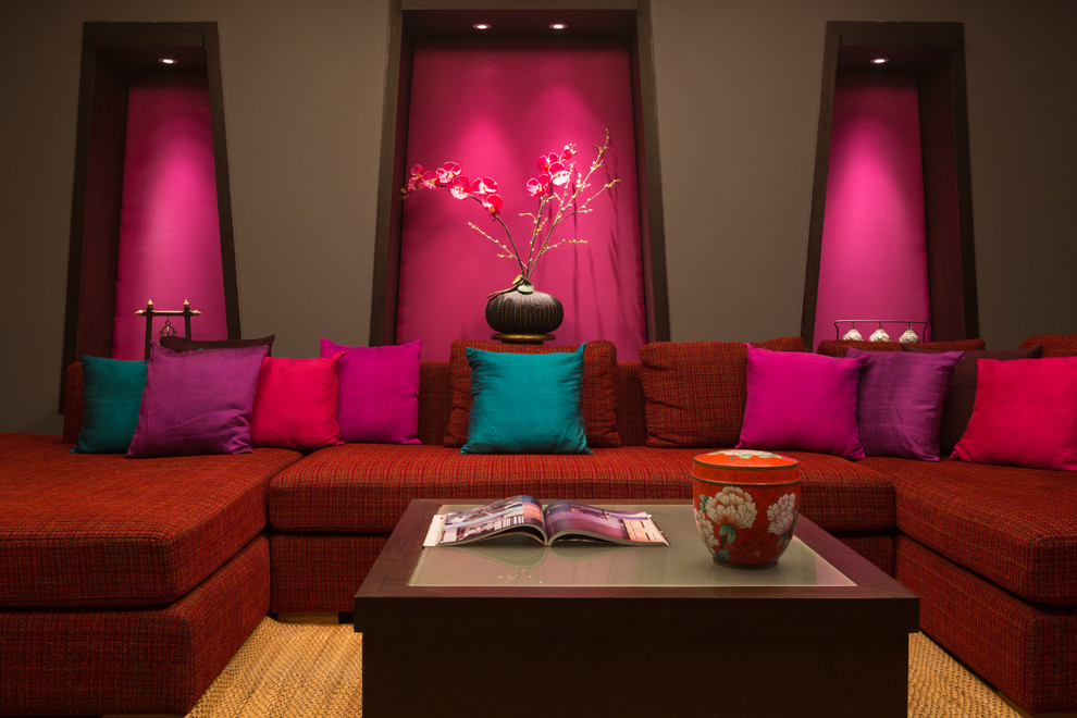 На фото: парадная гостиная комната в восточном стиле с розовыми стенами с