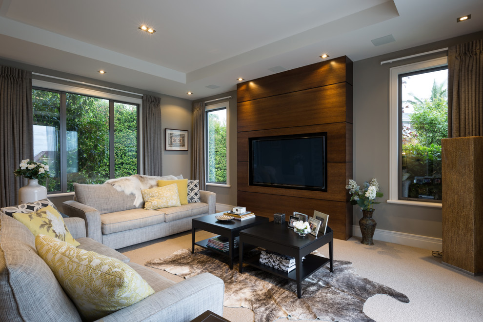 Großes, Repräsentatives, Abgetrenntes Modernes Wohnzimmer ohne Kamin mit grauer Wandfarbe, Teppichboden und TV-Wand in Auckland