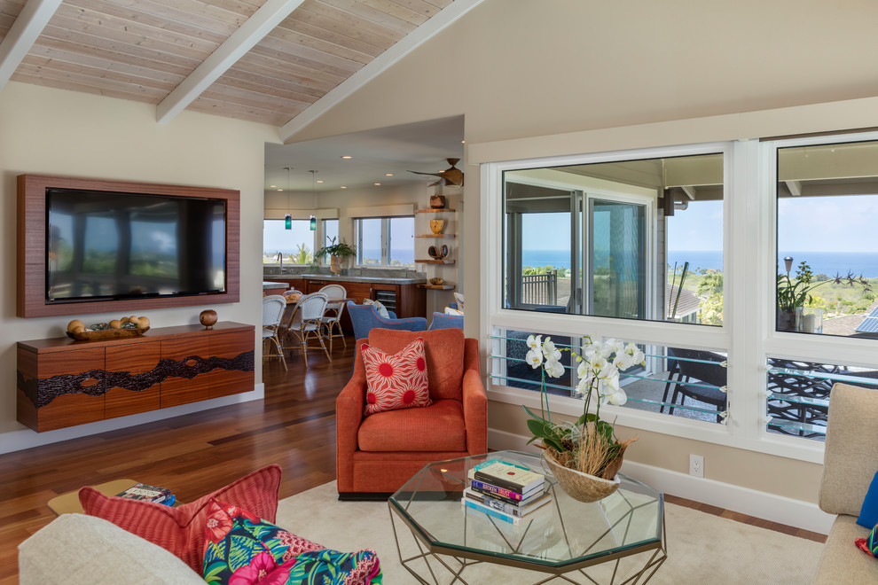 Großes, Abgetrenntes Wohnzimmer ohne Kamin mit beiger Wandfarbe, dunklem Holzboden, TV-Wand und braunem Boden in Hawaii