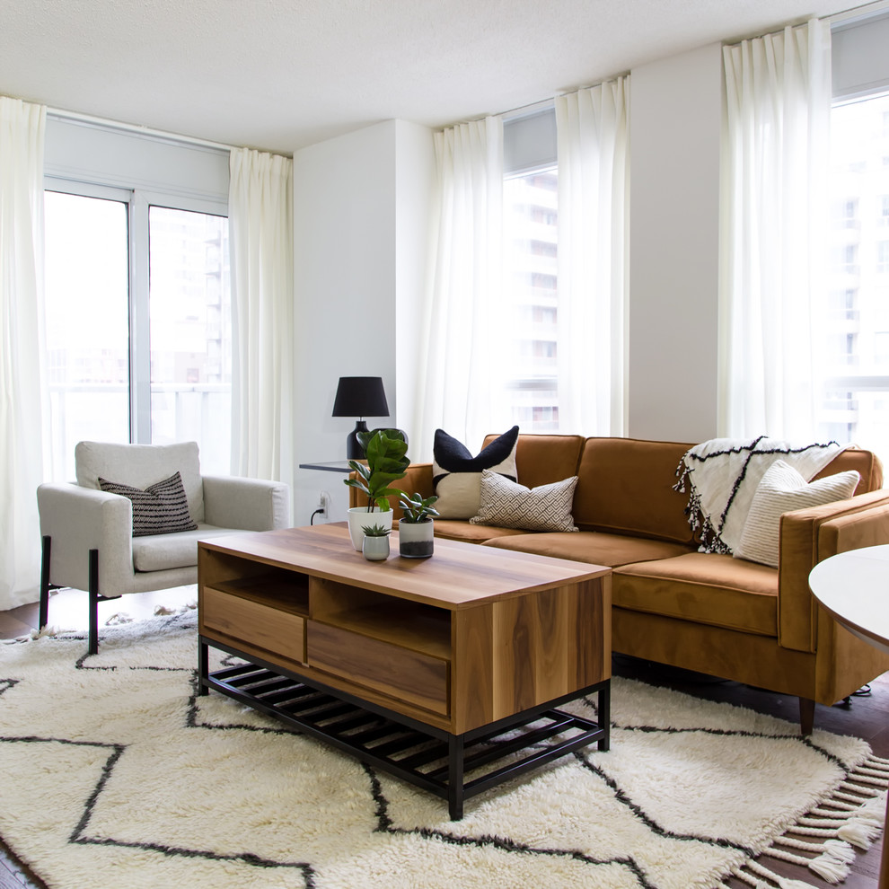 Foto di un piccolo soggiorno contemporaneo aperto con pareti bianche, pavimento in legno massello medio, pavimento marrone e TV a parete