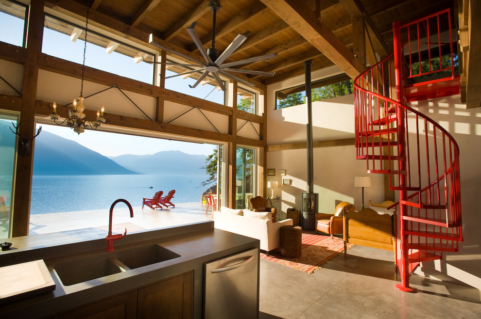 Offenes Modernes Wohnzimmer mit beiger Wandfarbe, Betonboden und Kaminofen in Vancouver