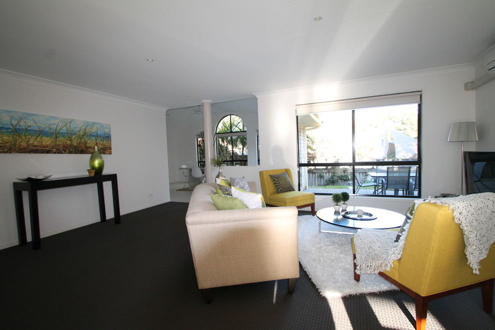 Mittelgroßes, Offenes Modernes Wohnzimmer mit weißer Wandfarbe und Teppichboden in Sydney
