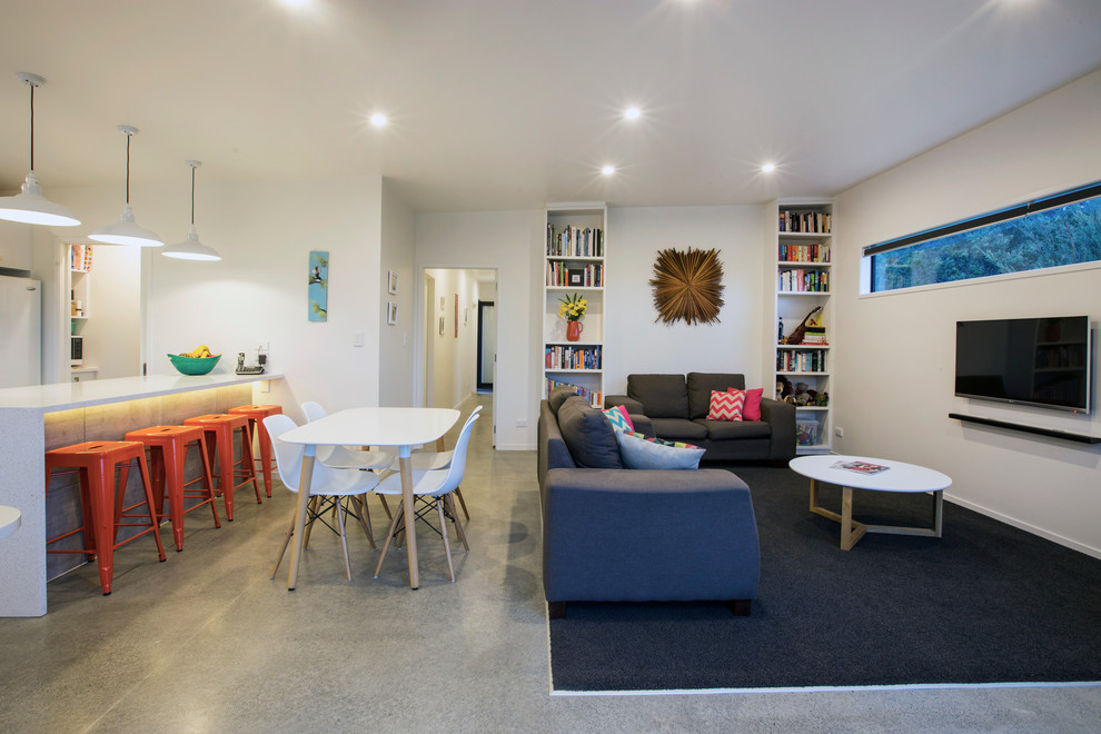Kleines, Offenes Modernes Wohnzimmer mit weißer Wandfarbe und TV-Wand in Auckland