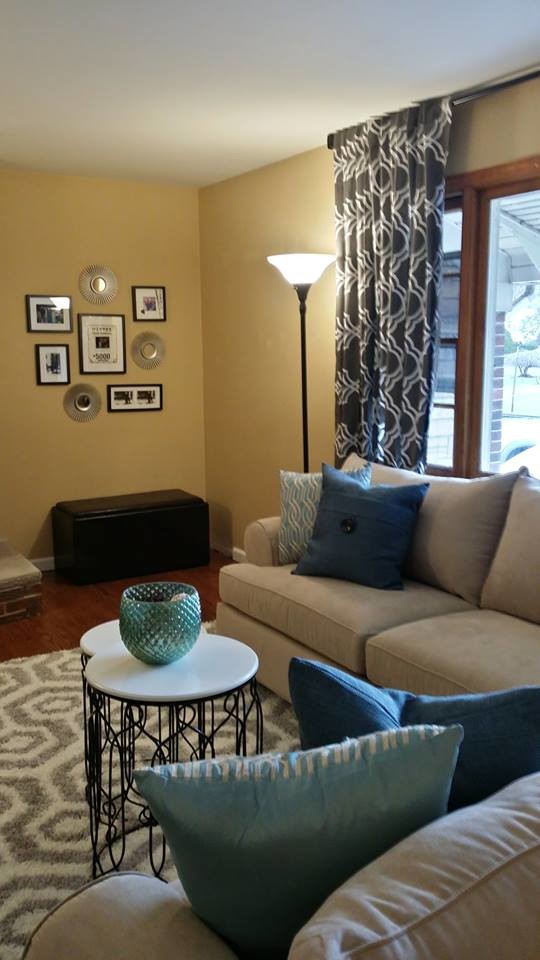 На фото: маленькая изолированная гостиная комната в стиле фьюжн с желтыми стенами, паркетным полом среднего тона, стандартным камином, фасадом камина из кирпича и телевизором на стене для на участке и в саду