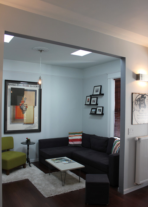 На фото: маленькая открытая гостиная комната в современном стиле с серыми стенами и полом из бамбука без камина, телевизора для на участке и в саду