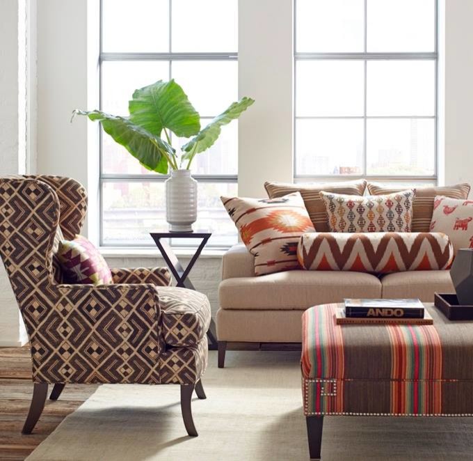 Immagine di un soggiorno contemporaneo di medie dimensioni con pareti bianche, pavimento in legno massello medio e pavimento marrone