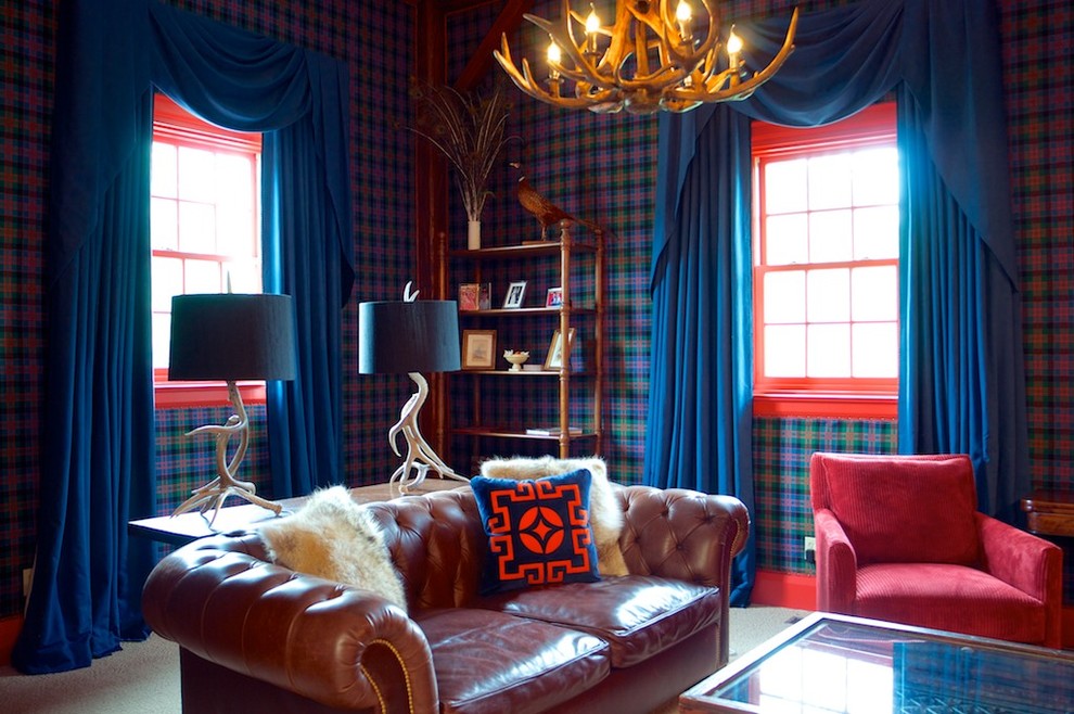 Стильный дизайн: изолированная гостиная комната среднего размера в стиле фьюжн с разноцветными стенами и ковровым покрытием - последний тренд