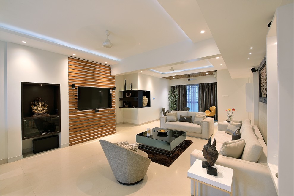 Идея дизайна: парадная гостиная комната в современном стиле с белыми стенами и телевизором на стене