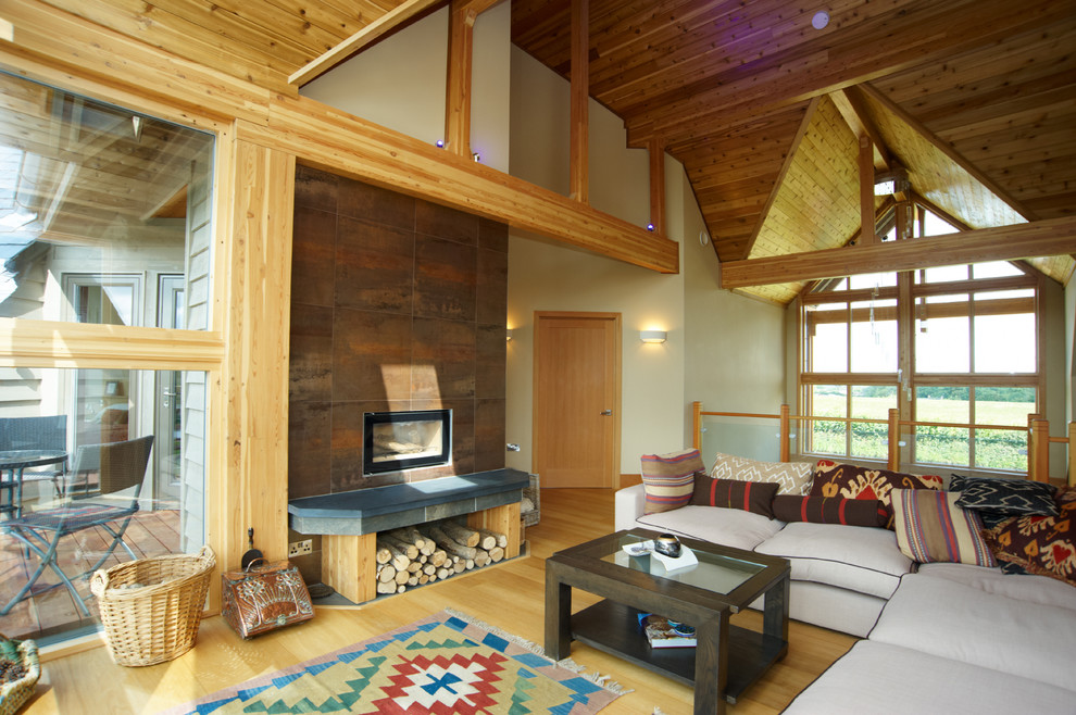 Idee per un soggiorno classico stile loft con pareti beige e parquet chiaro