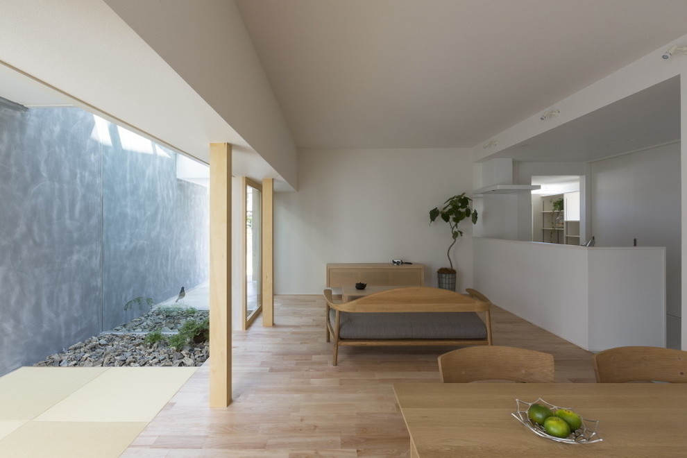 Idee per un soggiorno nordico di medie dimensioni e aperto con pareti bianche, parquet chiaro, TV autoportante e pavimento beige