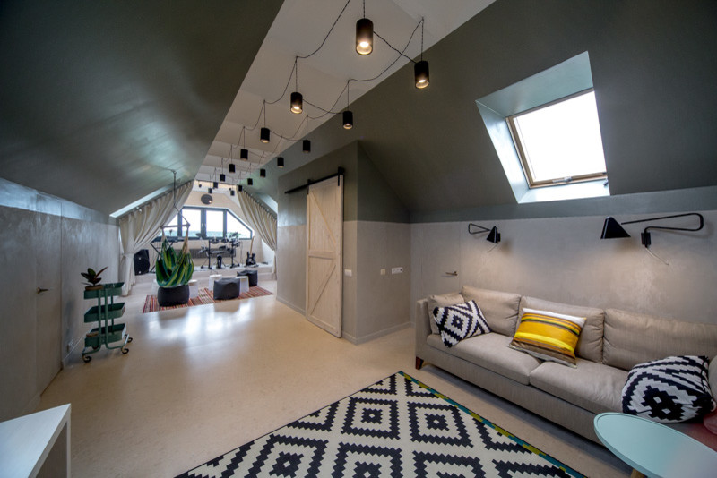 Идея дизайна: гостиная комната среднего размера в скандинавском стиле с музыкальной комнатой, серыми стенами, бетонным полом и телевизором на стене без камина