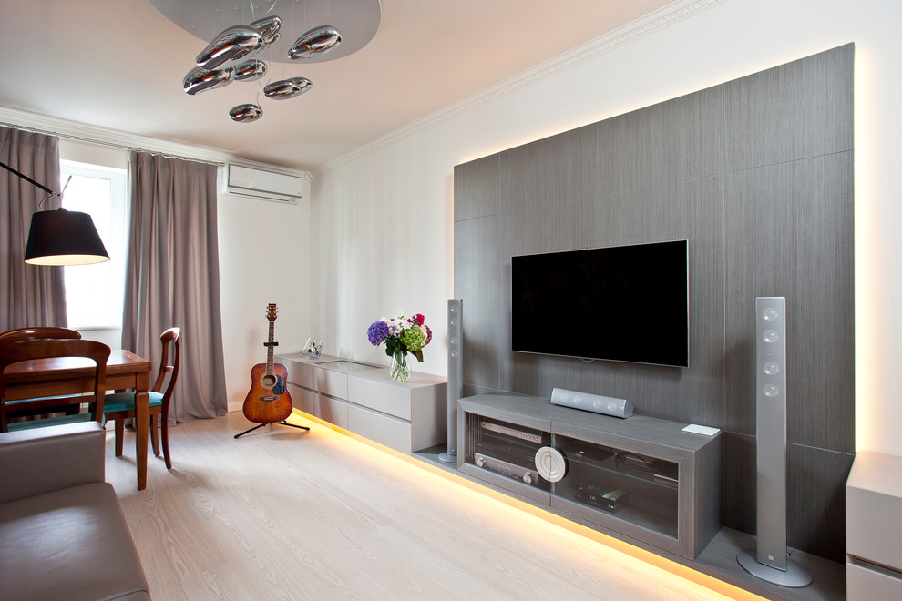 Foto de salón actual pequeño con paredes grises y suelo de madera clara