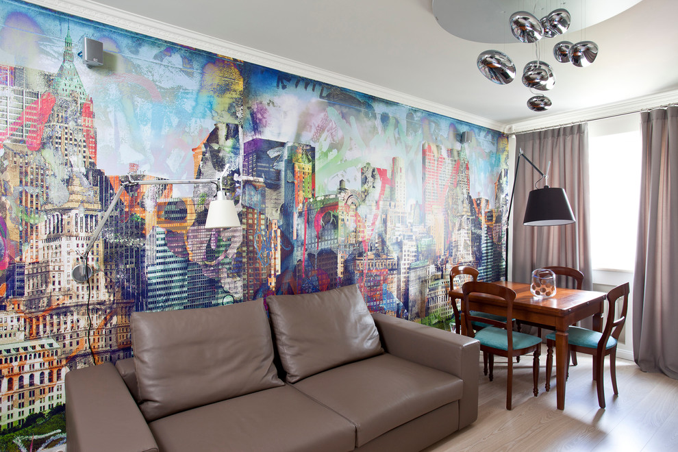 Ispirazione per un piccolo soggiorno minimal con pareti multicolore e parquet chiaro
