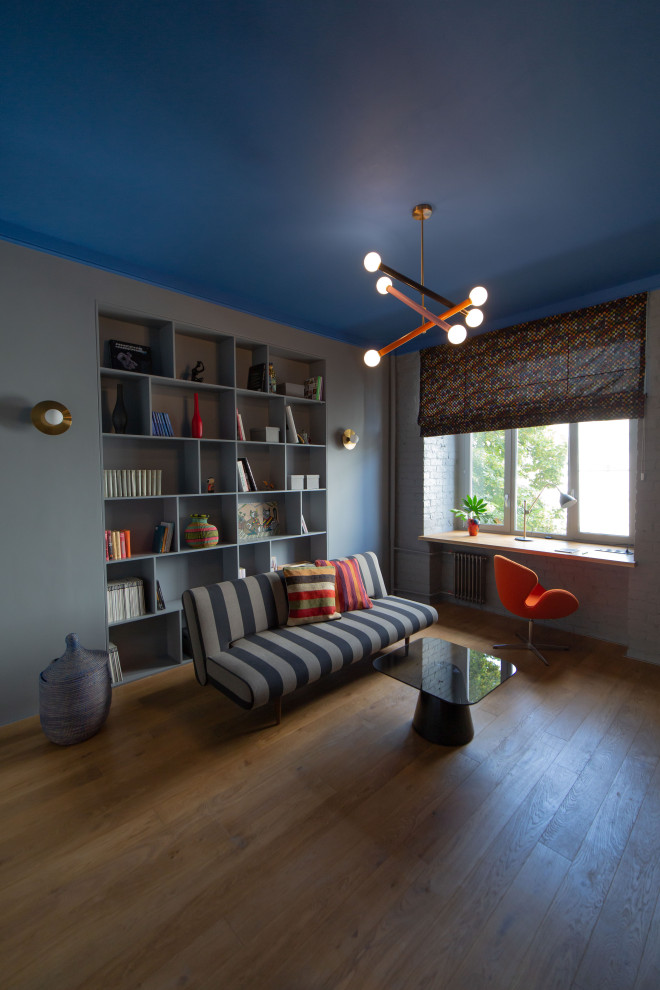 Свежая идея для дизайна: гостиная комната в стиле ретро с серыми стенами и паркетным полом среднего тона - отличное фото интерьера