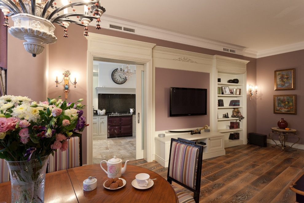 Ejemplo de salón clásico grande con paredes púrpuras, suelo de madera oscura y televisor colgado en la pared