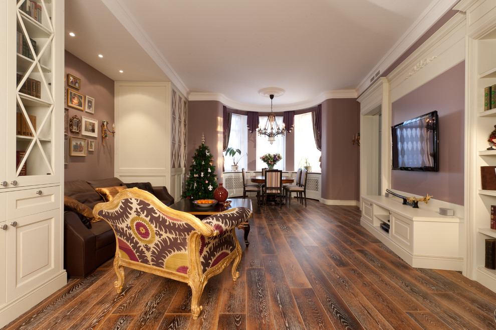Пример оригинального дизайна: большая гостиная комната в классическом стиле с фиолетовыми стенами, темным паркетным полом и телевизором на стене