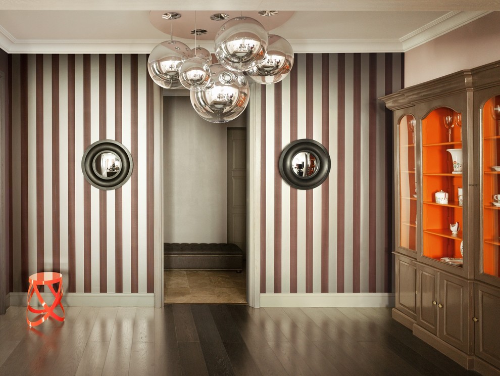 Стильный дизайн: парадная, изолированная гостиная комната в современном стиле с темным паркетным полом и бежевыми стенами без камина, телевизора - последний тренд
