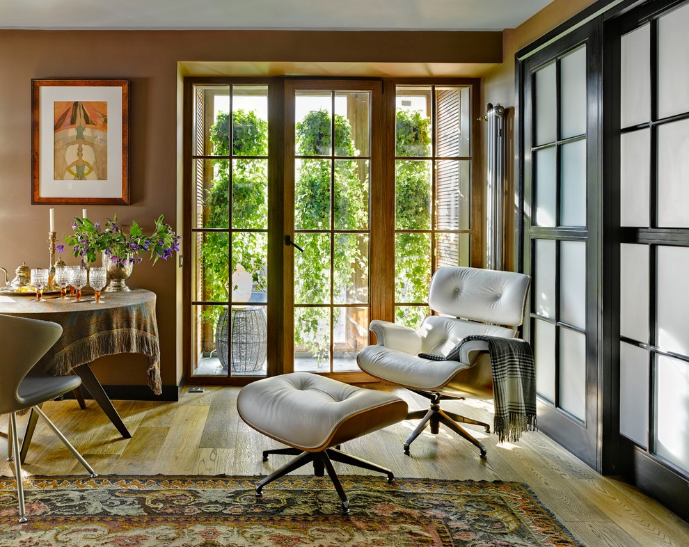 Идея дизайна: парадная гостиная комната в стиле модернизм с коричневыми стенами и паркетным полом среднего тона