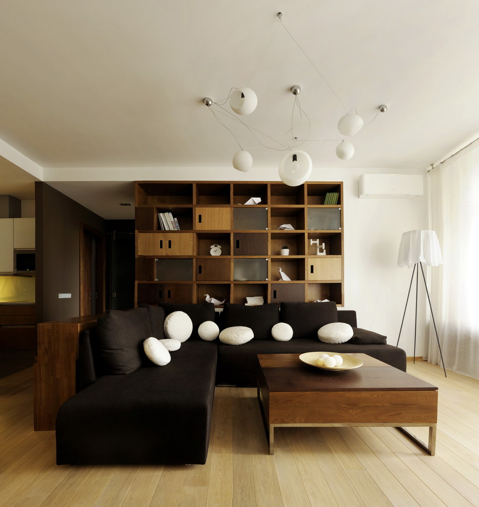Пример оригинального дизайна: маленькая открытая гостиная комната в стиле модернизм с домашним баром, белыми стенами, светлым паркетным полом и телевизором на стене для на участке и в саду