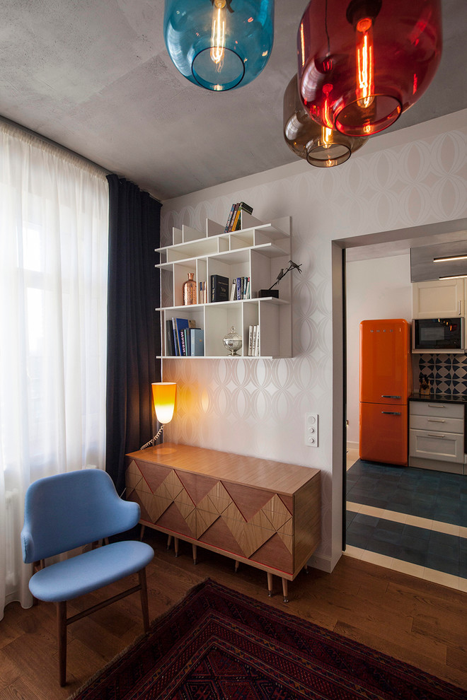 На фото: изолированная гостиная комната в стиле модернизм с белыми стенами с