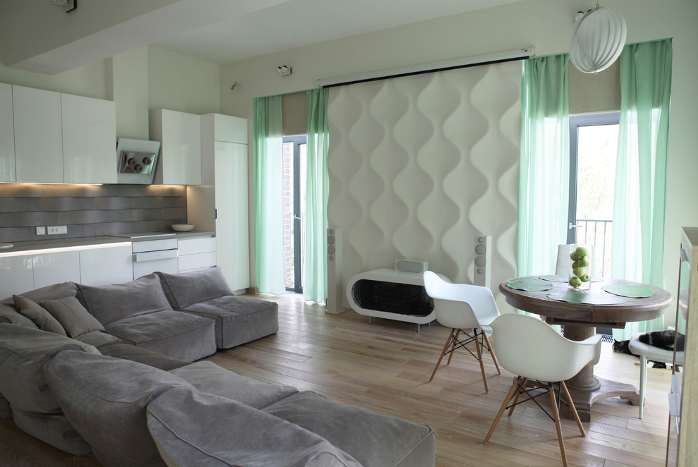 Идея дизайна: парадная, открытая, объединенная гостиная комната среднего размера в современном стиле с белыми стенами, паркетным полом среднего тона и тюлем на окнах без телевизора
