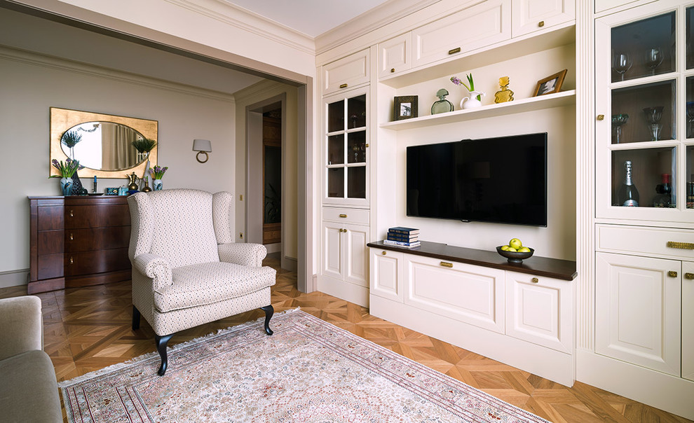 Exempel på ett klassiskt separat vardagsrum, med ett finrum, vita väggar, mellanmörkt trägolv och en väggmonterad TV