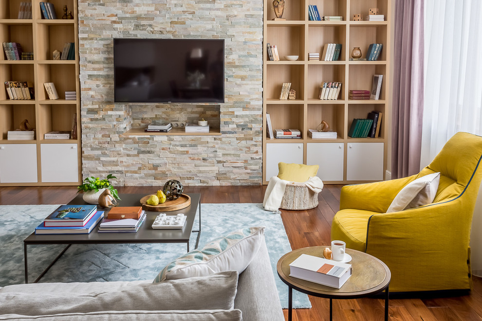 Foto di un soggiorno moderno di medie dimensioni e aperto con sala della musica, pareti beige, pavimento in legno massello medio e TV a parete