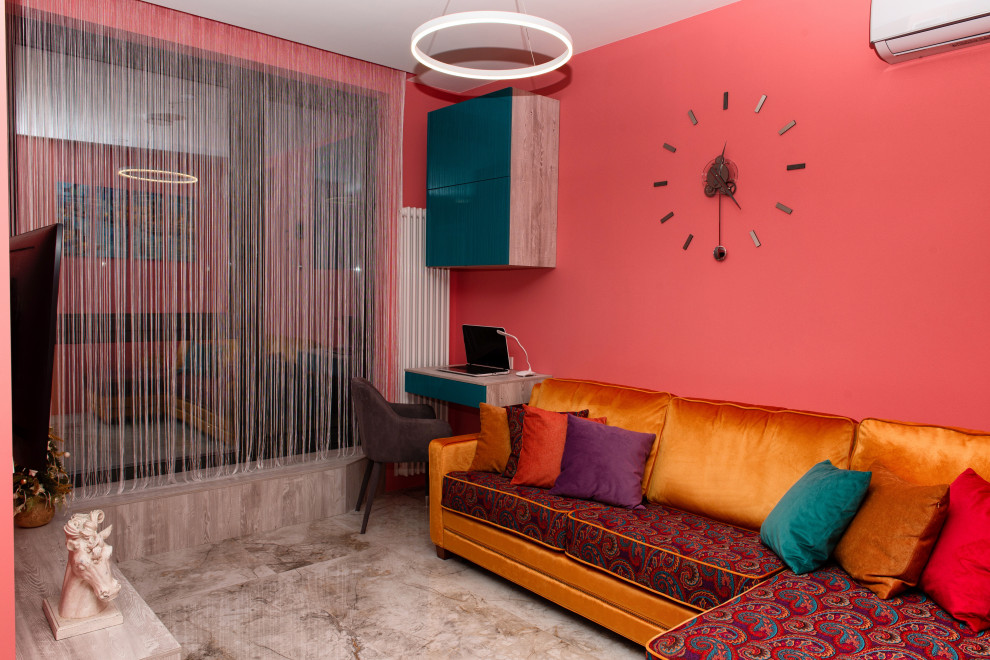 На фото: парадная гостиная комната среднего размера в стиле фьюжн с разноцветными стенами, полом из керамогранита, телевизором на стене, зоной отдыха и бежевым полом с