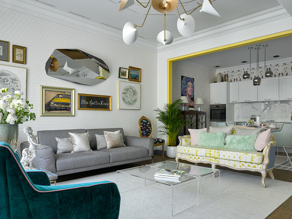 На фото: гостиная комната в стиле фьюжн с белыми стенами и ковровым покрытием с