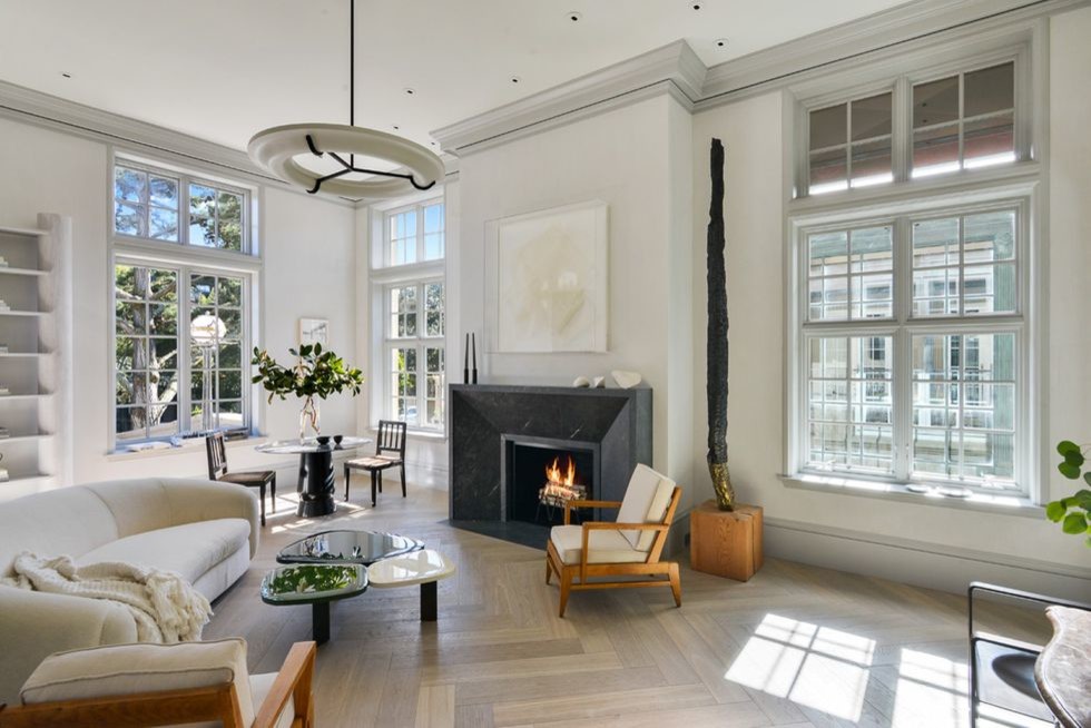 Großes, Repräsentatives, Offenes Modernes Wohnzimmer mit beiger Wandfarbe, hellem Holzboden und beigem Boden in San Francisco