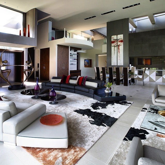 На фото: огромная открытая гостиная комната в стиле модернизм с полом из керамогранита
